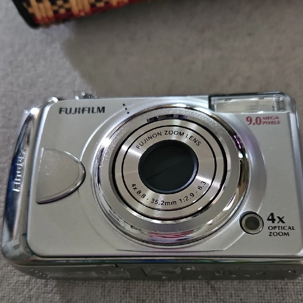 Fujifilm FinePix A920 Silver Compact Digital Camera with Woven Multicolor Case